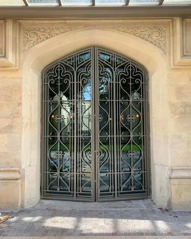 Grille de porte d'entrée en fer forgé
