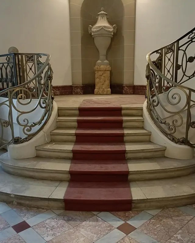 Rampe d'escalier à double volée en fer forgé