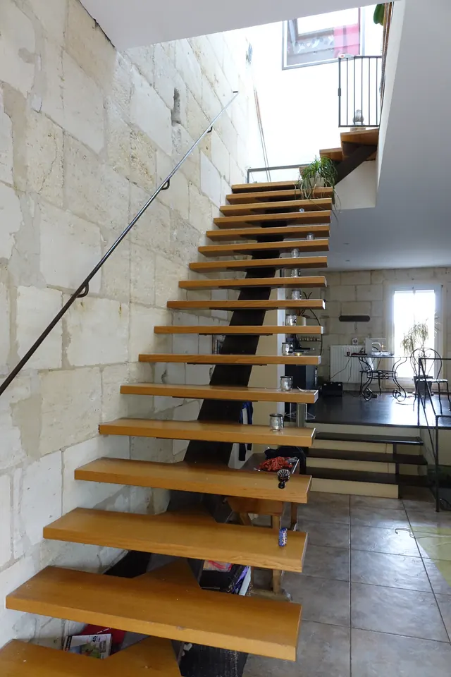 Escalier contemporain en fer et bois, avec main courante