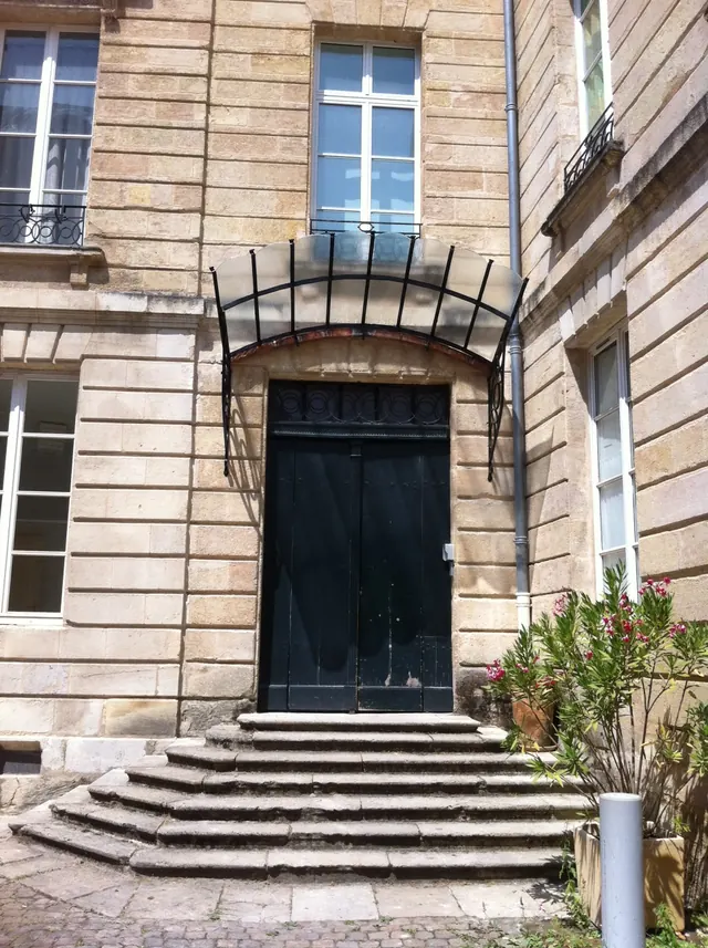 Marquise vitrée au-dessus d'une porte d'hôtel particulier, rue Cancéra