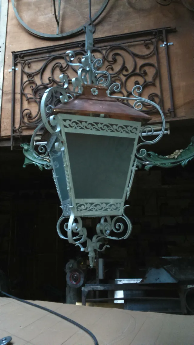 Lanterne et sa potence en fer forgé