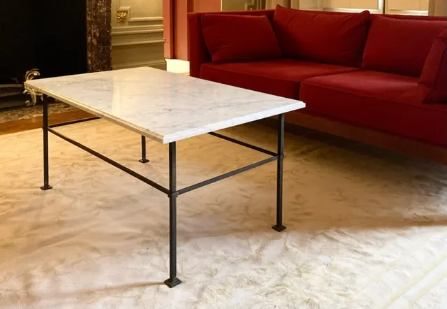 Table basse en fer et plateau de marbre