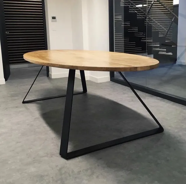 Table ronde sur piétement en acier