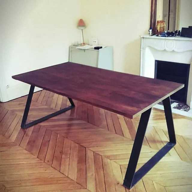Table en bois sur piétement en acier