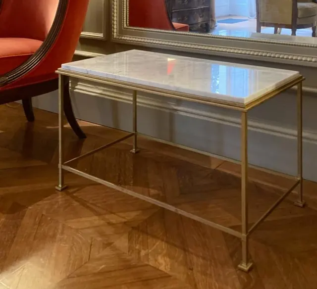 Console en métal doré et plateau de marbre