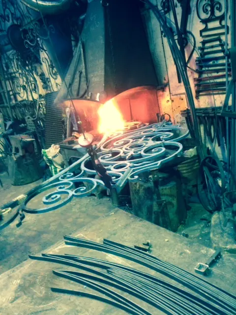 Fronton du portail de l'Institut des jeunes sourds, en restauration à l'atelier