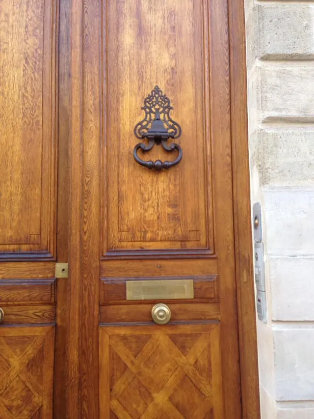 Heurtoir en fer forgé sur une porte cochère