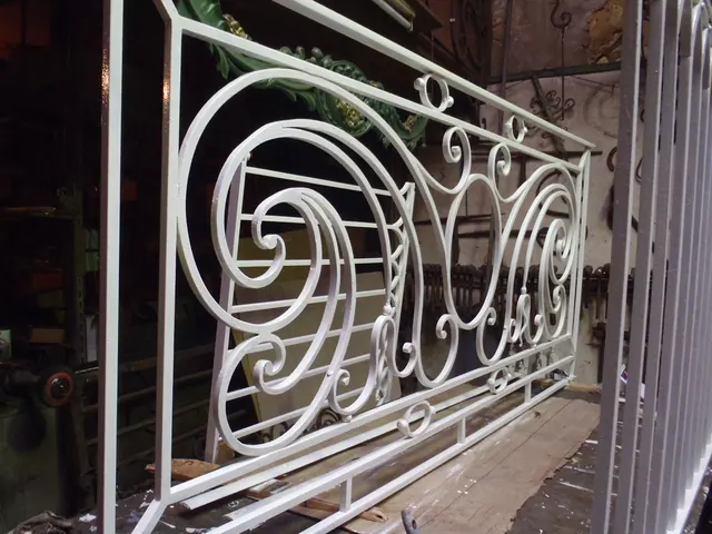 Garde-corps de balcon à volutes, peint en blanc