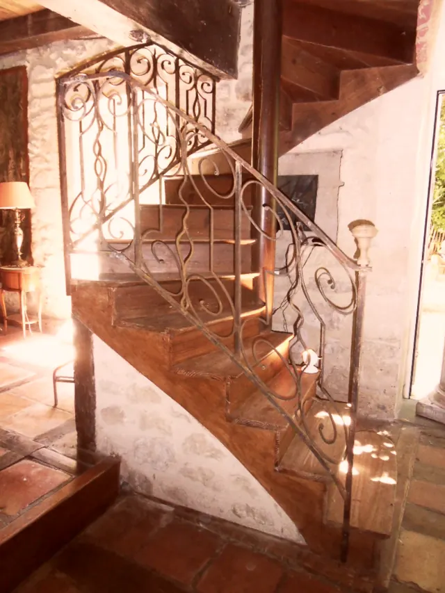 Rampe en fer forgé d'un escalier tournant