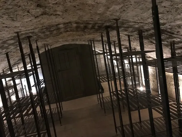 Casiers à bouteilles en fer dans un chai, château Calon Ségur