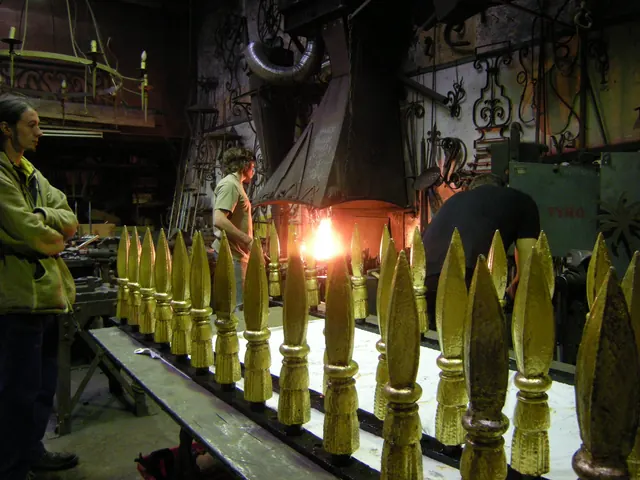 Fers de lance dorés des grilles du Jardin public, à l'atelier