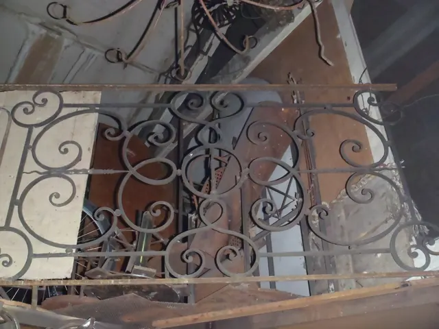 Garde-corps de balcon à volutes, à l'atelier avant la pose
