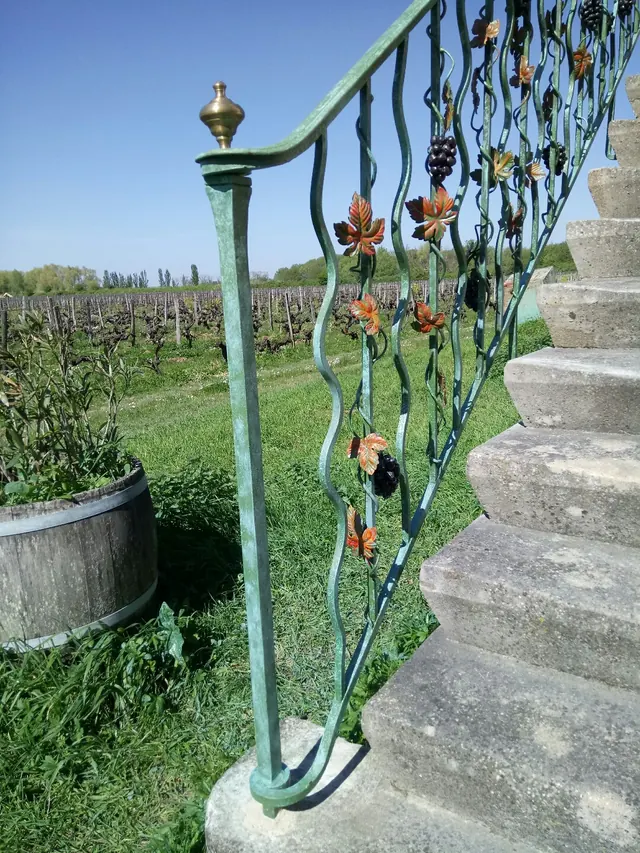 Rampe extérieure ornée de feuilles de vigne, île de Margaux