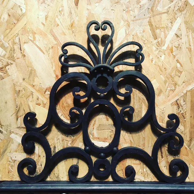 Couronnement à volutes en fer forgé, à l'atelier